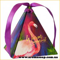 Flamingo pyramid box